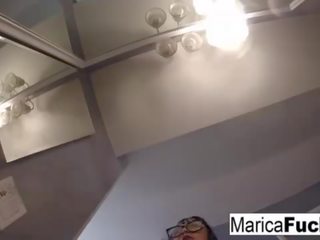 Marica hase en fascinating lingerie masturbe en la miroir