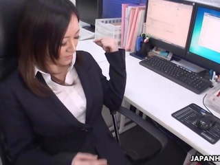 Aasia kontoris töötaja koos sukad hõõrumist tema tussu koos a