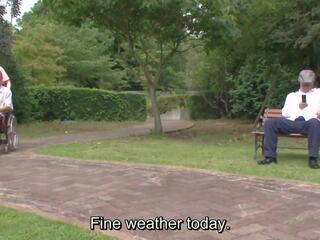 Subtitled bisarrt japanska halv naken caregiver utomhus