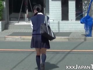 Litt japansk skolejente leker fitte løpet truser i