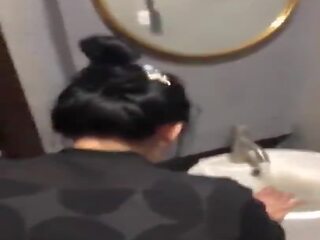 Snadný japonská dáma jen v prdeli v airport koupelna: porno 53 | xhamster