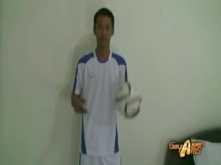 Bola sepak pemain muda