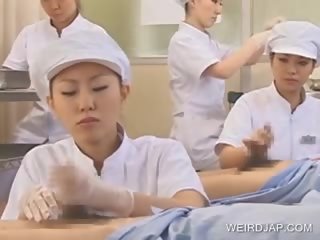 Japanilainen sairaanhoitaja slurping kumulat ulos of himokas peniksen